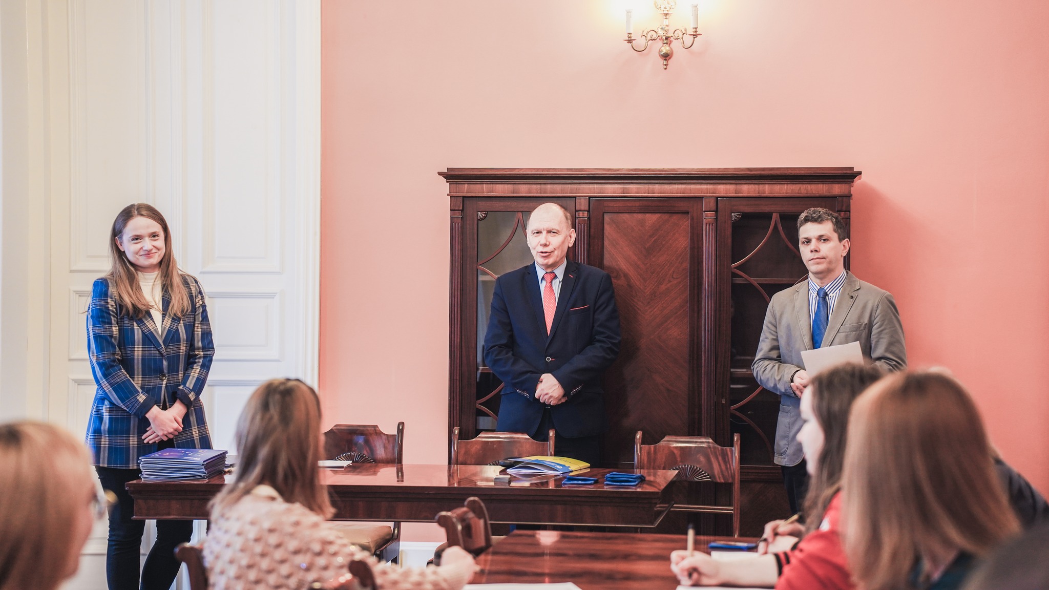 profesor  Sławomir Sobieraj przemawia przed rozpoczęciem pisania XI dyktanda