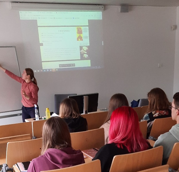 studenci w sali z gościem z Budapesztu w trakcie ćwiczeń