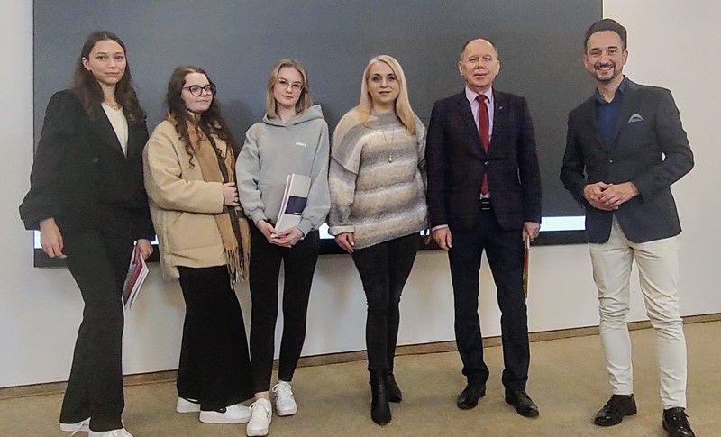 konferencja MSCDN studenci pozują z prowadzącym Radkiem Brzóską i dyrektorem instytutu