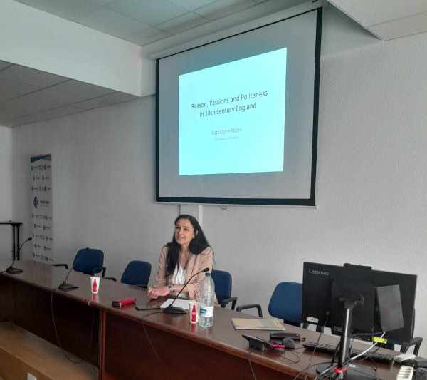dr Katarzyna kozak prowadzi wykład dla studentów