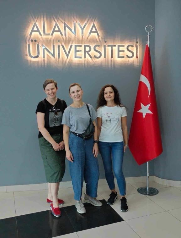 uczestniczki wyjazdu erasmus pozują na tle napisu alanya university