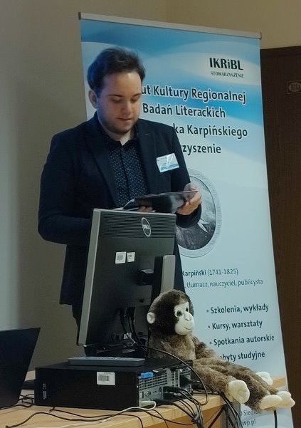 student polonistyki wygłasza referat