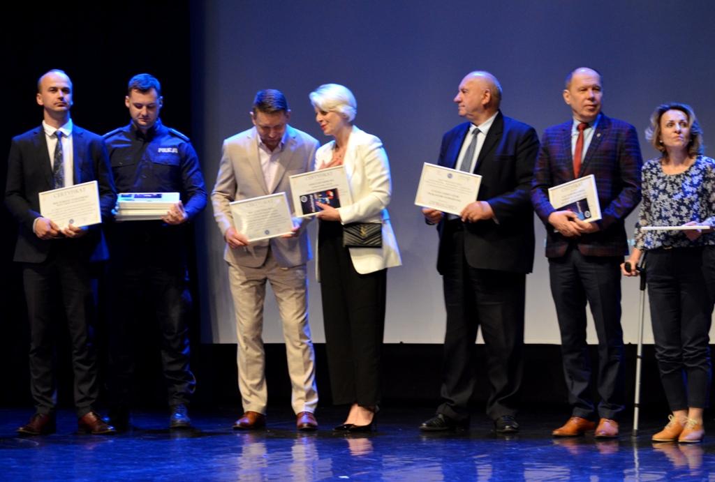 Na zdjęciu Dyrektor IJiL - dr. hab. Sławomir Sobieraj, prof. uczelni, dr hab. Beata Żywicka, prof. uczelni