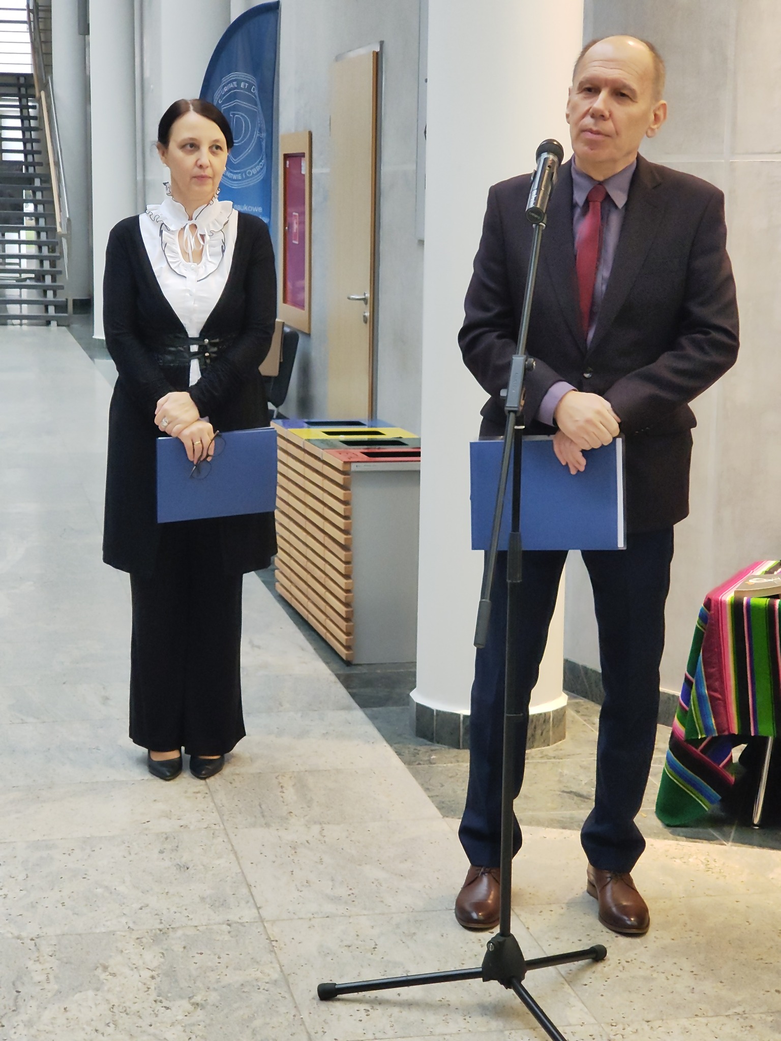 Na zdjęciu Dyrektor OJP dr hab. Barbara Stelingowska, prof. uczelni oraz Dyrektor IJiL dr hab. Sławomir Sobieraj, prof. uczelni 