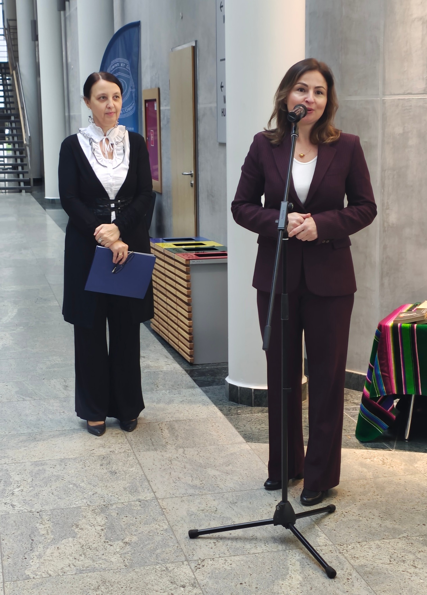 Na zdjęciu Dyrektor OJP - dr. hab. Barbara Stelingowska, prof. uczelni oraz Prorektor ds. innowacji i współpracy dr hab. Malina Kaszuba, profesor uczelni