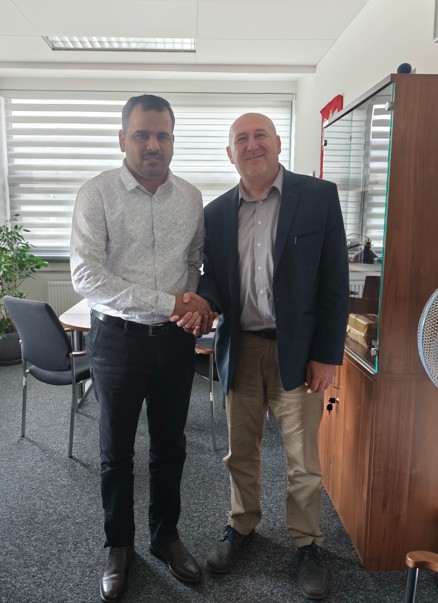 dr. Boopathi P wraz z Dziekanem WNH dr hab. Dariuszem Magierem, prof. uczelni 